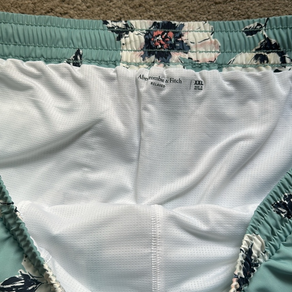 Abercrombie & Fitch Aqua and White Swim Trunks Floral Design XXL NWOT Never Worn - Picture 4 of 8